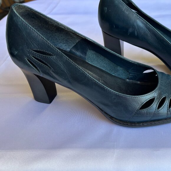 Etienne Aigner Navy Blue Leather Pumps - Picture 4 of 9